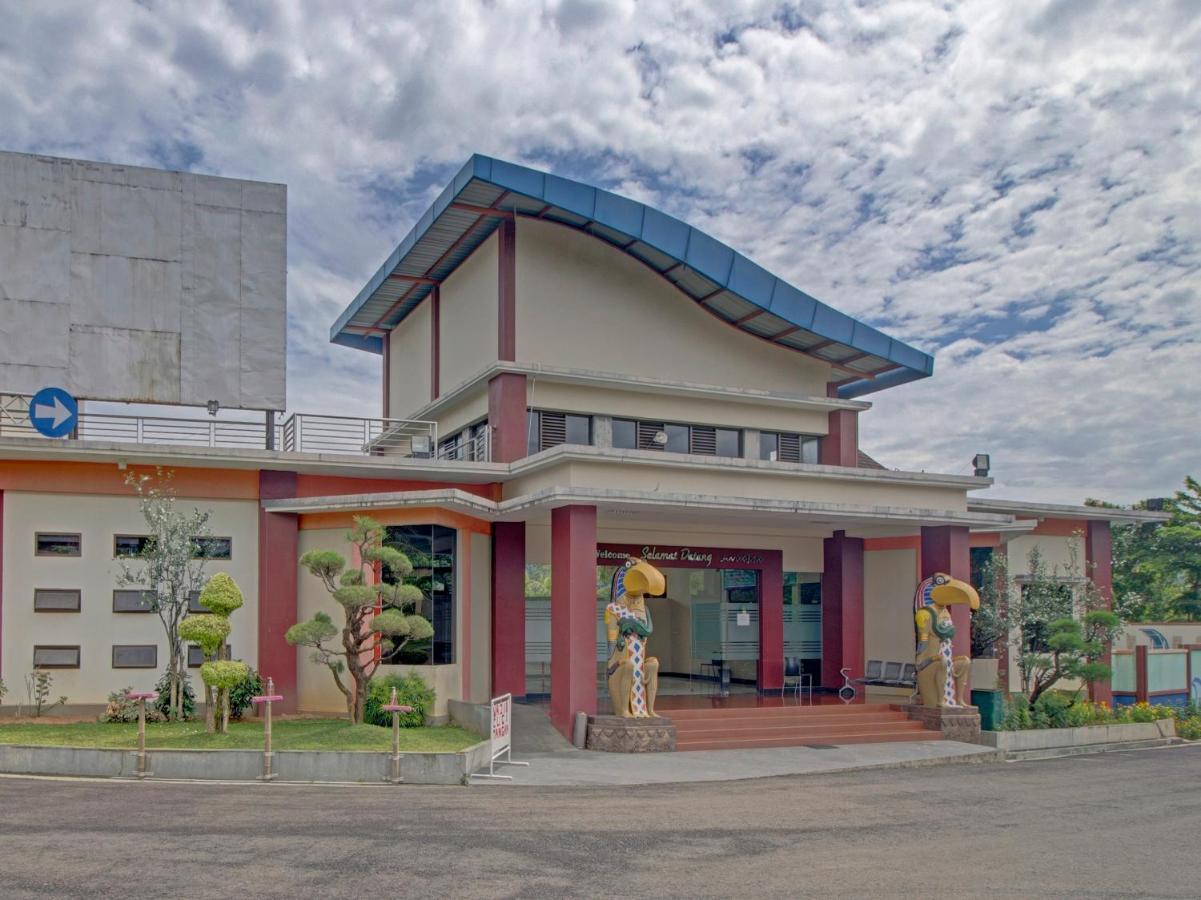 Oyo 89997 Hotel Bumi Kedaton Waterpark Bandar Lampung Kültér fotó