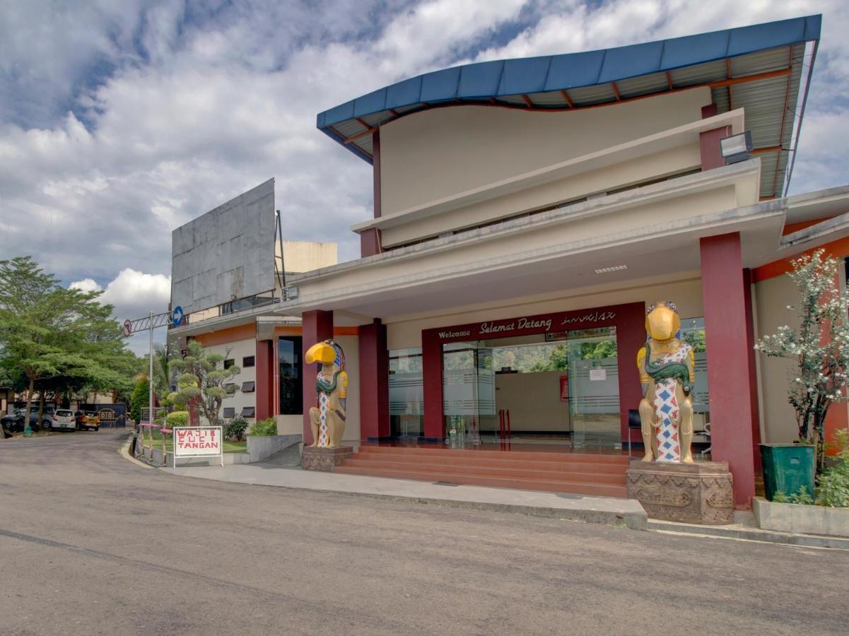 Oyo 89997 Hotel Bumi Kedaton Waterpark Bandar Lampung Kültér fotó