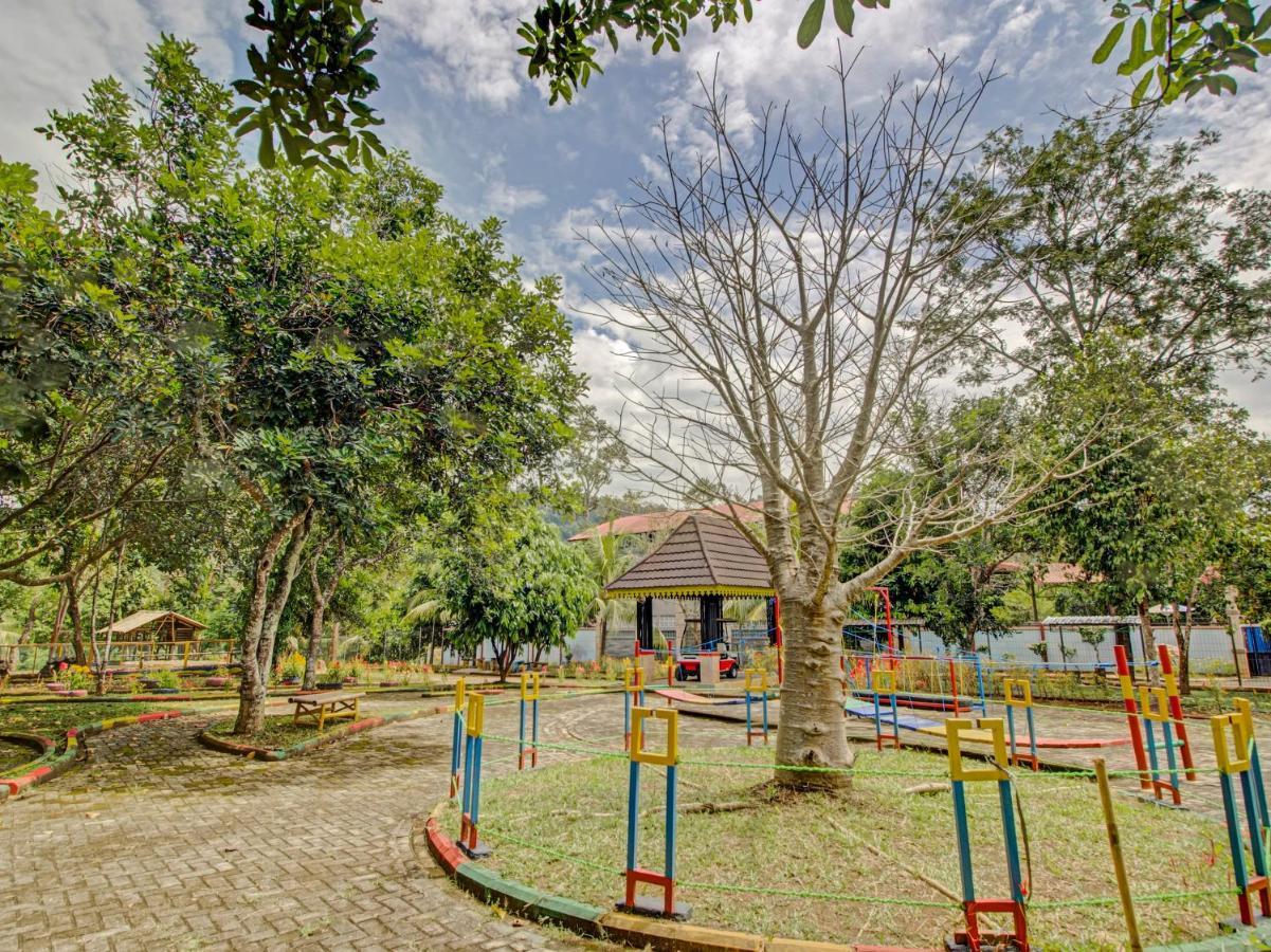Oyo 89997 Hotel Bumi Kedaton Waterpark Bandar Lampung Kültér fotó