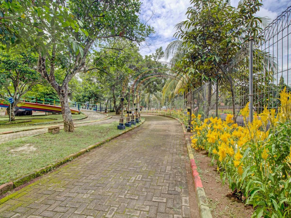 Oyo 89997 Hotel Bumi Kedaton Waterpark Bandar Lampung Kültér fotó