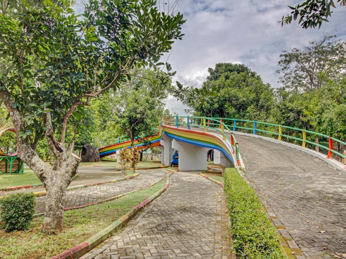 Oyo 89997 Hotel Bumi Kedaton Waterpark Bandar Lampung Kültér fotó