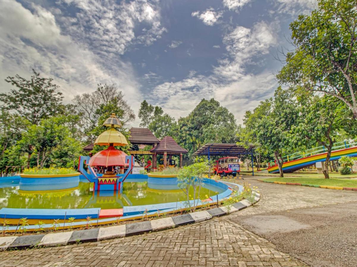 Oyo 89997 Hotel Bumi Kedaton Waterpark Bandar Lampung Kültér fotó